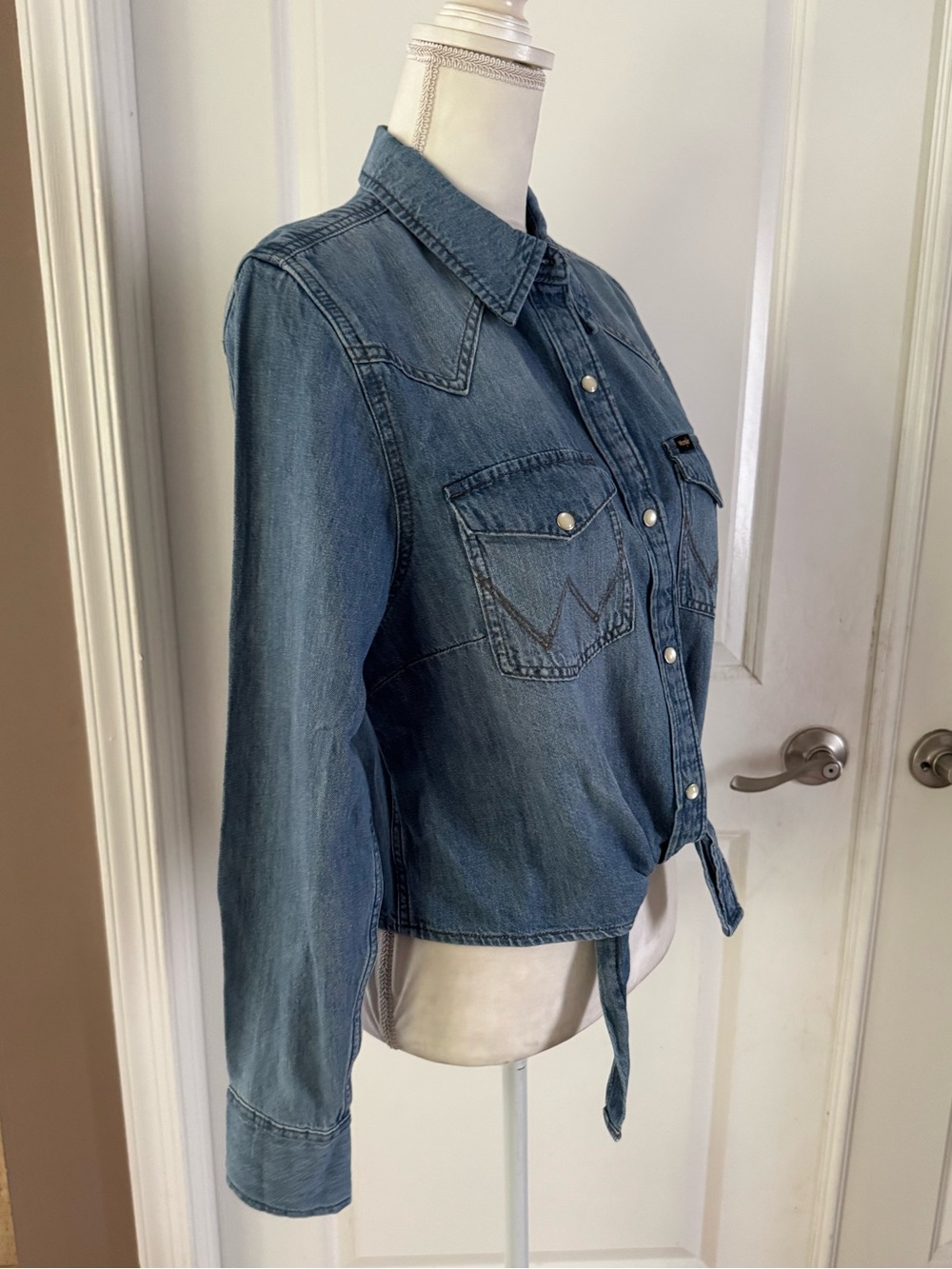 WRANGLER WOMEN'S TIE FRONT WESTERN SHIRT. Size L. MSRP $54.99 - Picture 7 of 17
